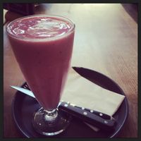 the milkshake can be made vegan, just ask for it with soy milk and choose one of the vegan ice creams.... at Amalie in Speyer