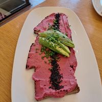 Brot mit Rote Beete Hummus , schwarzem Sesam , Avocado und Schnittlauch 🩷 at Amalie in Speyer