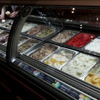 The glass pane between the (non) vegan ice at Amorino - Santa Catarina in Porto