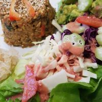 Délicieux plats crus ou cuits véganes, bio et sans gluten  at Happy Books in Fribourg