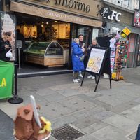 Die sehr grosszügige regular Portion. Schokoladensorbet und Orange-Cinamon 😍💚🙏 at Amorino - Camden in North West London