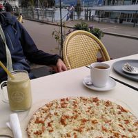 Flammkuchen and green smoothie at 37 grad Kaffeebar Landegeschäft in Lindau