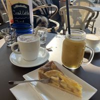 Apple cake and sunshine smoothie  at 37 grad Kaffeebar Landegeschäft in Lindau