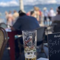 Radler mit Blick auf den Lindauer Hafen at 37 grad Kaffeebar Landegeschäft in Lindau