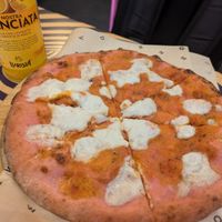 Margarita pizza at Flower Burger in Rome