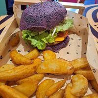 Classic 'flower burger' with wedges at Flower Burger in Rome