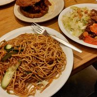 Vegetarische bami (is vegan) en een bara met tempeh. at Warung Mini in Rotterdam