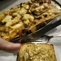 לזניה טבעונית ומשקה/סורבה לימונענע. מעולים ומומלצים. המנה מספיקה ל2 at TATTV Cafe in Rishikesh