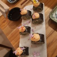 Groene spirulina rijst sushi met avocado, tomaten, zwarte bonen en lente uitjes met chipotle mayo en sesam zaadjes at Hearth  in Amsterdam