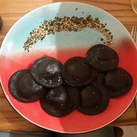 Zwarte charcoal ravioli gevuld met shiitake, teriyaki saus, wasabi crisp en sesam zaadjes at Hearth  in Amsterdam