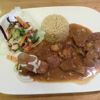Seitán in wine sauce, veggies, croquets at El Maple in Quito