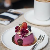 Berry dream cake and oat latte at Be Sweet in Berlin