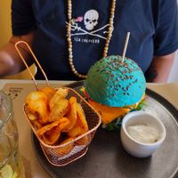 Amazing burger w spirulina bun at Outro Lado in Faro