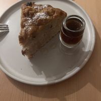 Gâteau pomme raisin et verre de liqueur cerise 🍒   at Outro Lado in Faro
