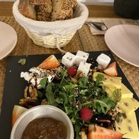 Cheeseboard at Outro Lado in Faro