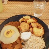 Bitoque de seitan com ovo estrelado vegan at Outro Lado in Faro