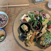 Reis und pickled Gemüse sind beim Tagesteller dabei  at Kousagisha Cafe in Kyoto