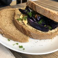 Brot mit Grillgemüse und Hummus inclusive extra Portion Brot... at Lunchcafe Curcuma in Gouda