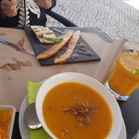 Heerlijk eten! Echt een aanrader.  Goede smaken, bijzondere combinaties voor een betaalbare prijs. We hebben hier bijna dagelijks vergeten tijdens onze vakantie zo goed was het.  at Escandinavia Green Spirit in Fuseta