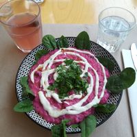 Kombucha with cinnamon and beetroot risotto with cashew sauce at Escandinavia Green Spirit in Fuseta