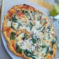 Vegetarian pizza with spinach, mushrooms, mozzarella cheese, onions and almonds  at Escandinavia Green Spirit in Fuseta