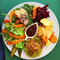 Chickpea and spinach burger  at Escandinavia Green Spirit in Fuseta
