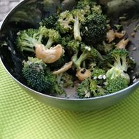 Entrada, broculo crus com molho tahini e cajus at Escandinavia Green Spirit in Fuseta