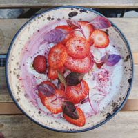 the strawberry smoothie bowl at Acacia in Frederiksberg