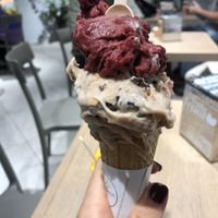 Cono con stracciatella more e gelso e crumble pralinato alla mandorla  at Gelateria La Romana in Verona