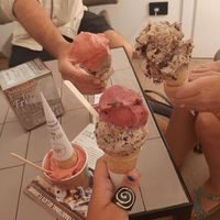 Almond chocolate crumble, strawberry and raspberry stracciatella at Gelateria La Romana in Verona