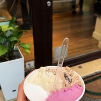 4 flavors of icecream (big cup-5 euros) at Gelateria La Romana in Verona