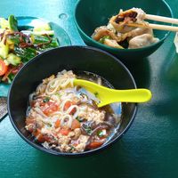 Vegane Dumplings mit Pilzfüllung und Vegane Nudelsuppe mit Pilzen und Tomaten, veganer Gurkensalat (scharf) at GAO Dumpling Bar in Copenhagen