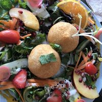 Saquiñas de pataca recheas de jackfruit at Arvore do Mundo in Porto