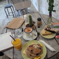 chaï latte with cashew "milk", banana-blueberry pancakes  at KAFETHEA in Maastricht
