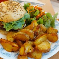 Classic burger at Les P'tits Poissons Verts in Nimes