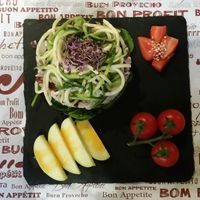 rice with spiralised courgette, sprouts, apples, strawberries and tomatoes at Veggie's World in Andorra La Vella
