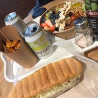 Bowl vegano y hot dog con patatas at Veggie's World in Andorra La Vella