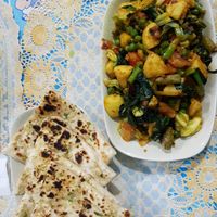 Gebratnenes Gemüse mit Kartoffeln und Naanbrot at Number One Vegetarian in Bangkok