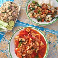 Super Lecker 😍 Chashews und Tofu in Paprikasoße, Tofurührei und Gemüse mit Tofu at Number One Vegetarian in Bangkok