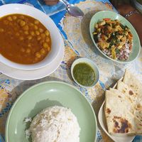 Kichererbsencurry mit Reis Naanbrot und Kräuterdip at Number One Vegetarian in Bangkok