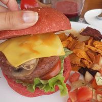 Beyond burger with mushrooms at PurEssence in Alvor