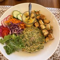 Quinoa tofu and crispy salad   at PurEssence in Alvor