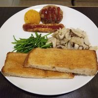 L'assiette du menu à 200 avec une soupe et une salade en plus at Tomson Coffee in Tainan