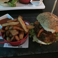 Jackfruit burger with fries and homemade ketchup at Marsim Bistrobarante in Mallorca