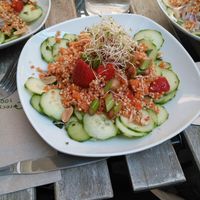 Summer brunch with courgettes, carrots, peanuts, strawberries... at Café Vert in Lyon