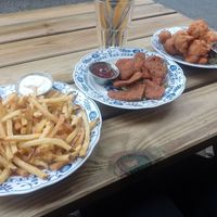 Pommes, nuggets, Blumenkohl at Lia's Kitchen in Berlin