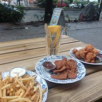 Direkt an der Straße. Draußen leider laut. at Lia's Kitchen in Berlin
