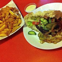 Big fan of the home-made Bidet Burger with vegan cheese sauce and fries with veganaise at De Krewelligen Bidet in Antwerpen