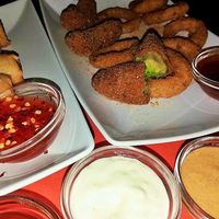 delicious avocado fries and onion rings  at De Krewelligen Bidet in Antwerpen