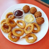 Those onion rings, OMG. at De Krewelligen Bidet in Antwerpen